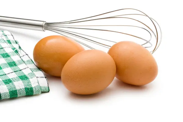 Batedor de ovos e ovos — Fotografia de Stock