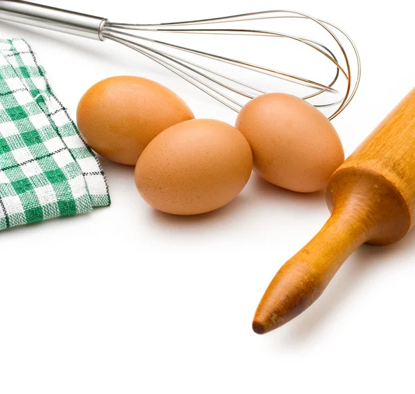Sbattitore di uova, uova e mattarello — Foto Stock