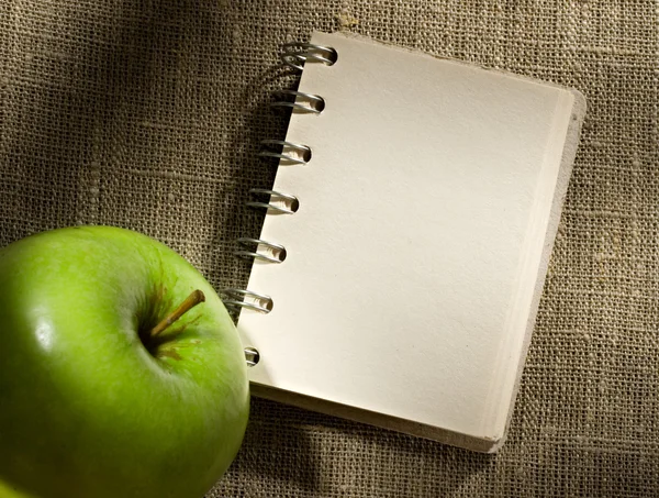 Notatnik i jabłko — Zdjęcie stockowe
