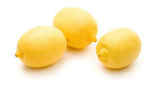 Citroner på den vita bakgrunden — Stockfoto