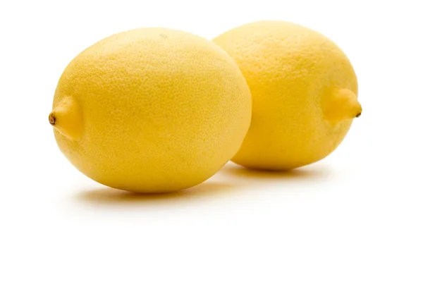 Beyaz zemin üzerine limon — Stok fotoğraf