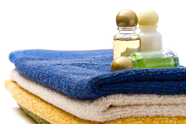 毛巾、 洗发水瓶子 — 图库照片