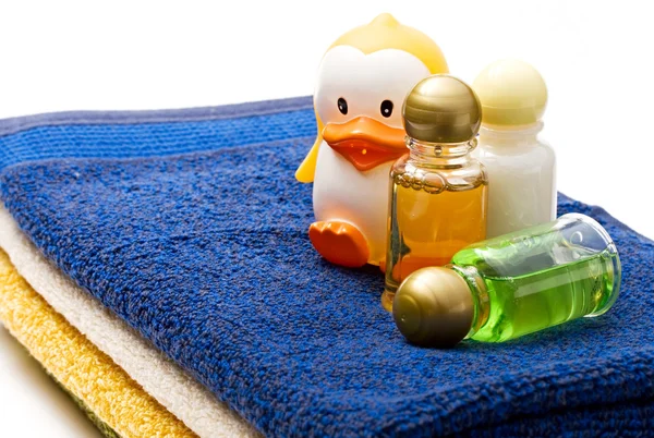 Towels and shampoo bottles — Stock Photo, Image