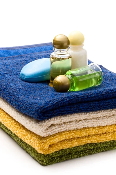 Handtücher und Shampooflaschen — Stockfoto