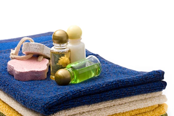 Serviettes et bouteilles de shampooing — Photo