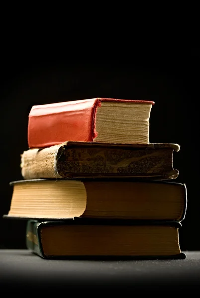 Куча старых книг — стоковое фото
