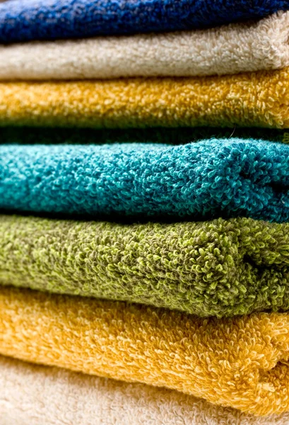 En haug med håndklær. – stockfoto