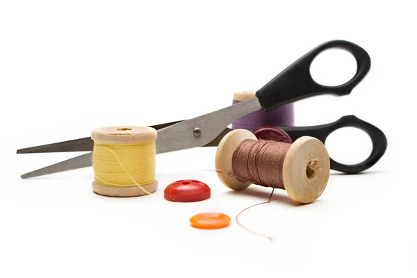 Bobina de rosca, tesouras e botões — Fotografia de Stock