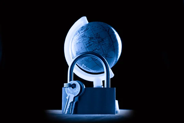 Глобус і ключ — стокове фото