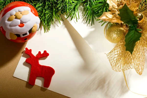 Umschlag auf dem Weihnachtshintergrund — Stockfoto