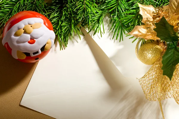 クリスマスの背景上の封筒 — ストック写真