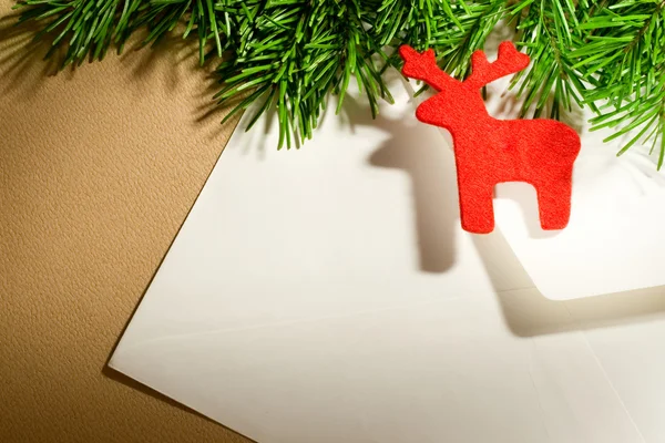 クリスマスの背景上の封筒 — ストック写真