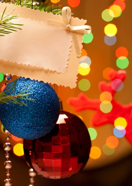 Kerstboom decoraties en kaart — Stockfoto