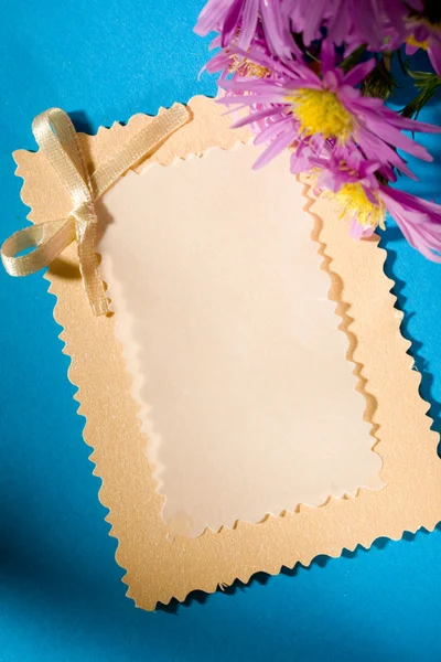 Tebrik kartı ve çiçekler — Stok fotoğraf