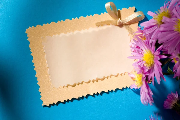 Tebrik kartı ve çiçekler — Stok fotoğraf