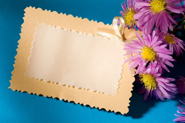 Kartkę z życzeniami i kwiatami — Zdjęcie stockowe