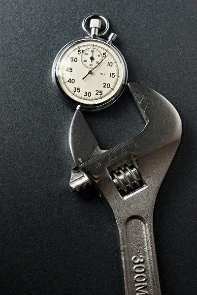 İngiliz anahtarı ve kronometre — Stok fotoğraf
