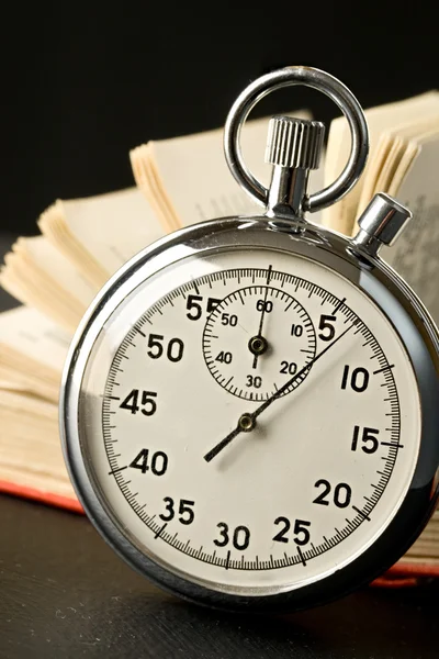 Kronometre ve kitap — Stok fotoğraf