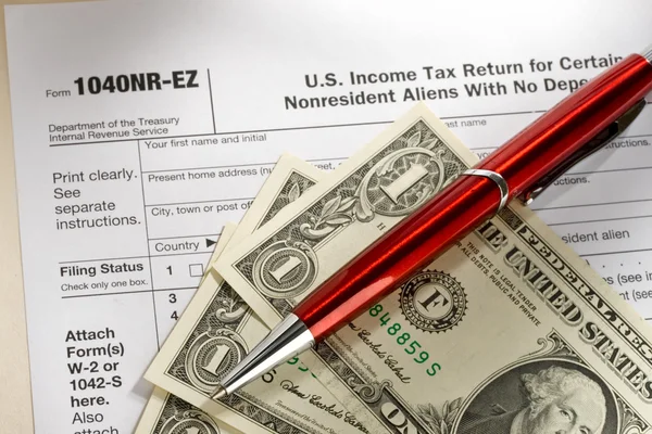 Formulaire d'impôt et stylo — Photo