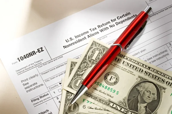 Formulaire d'impôt et stylo et dollars — Photo