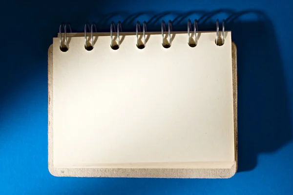 Notatnik na niebieskim tle — Zdjęcie stockowe