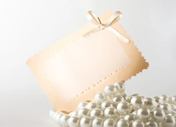 Pearl with card on white — Stock Photo, Image