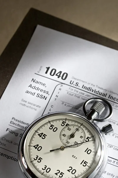 Tax form and stopwatch — Stock Photo, Image