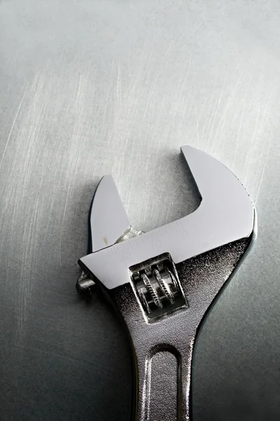 Klíč na ocelové pozadí — Stock fotografie