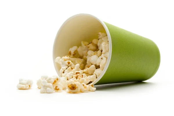 Popcorn im grünen Pappbecher — Stockfoto