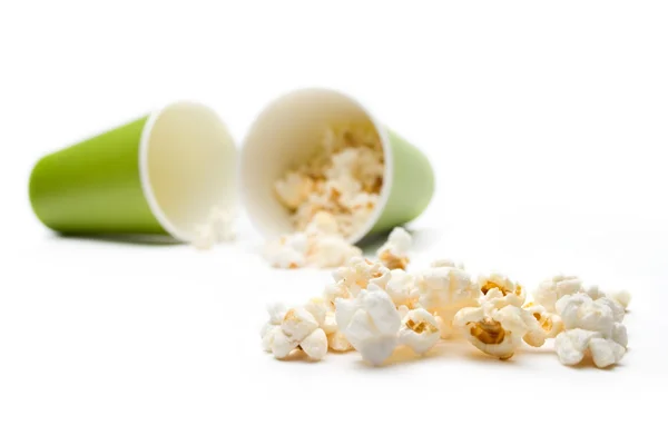 Popcorn im grünen Pappbecher — Stockfoto
