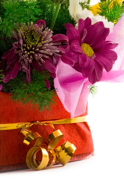 Цветы в корзине — стоковое фото