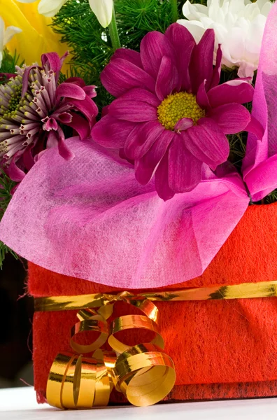 Цветы в корзине — стоковое фото
