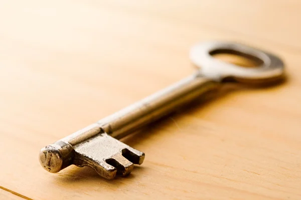 Schlüssel isoliert auf Holzgrund — Stockfoto