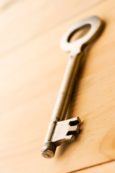 Schlüssel auf Holzgrund — Stockfoto