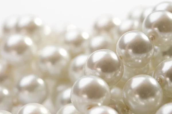 Perle auf Weiß — Stockfoto