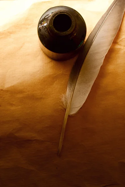 Бутылка с перьями и чернилами — стоковое фото