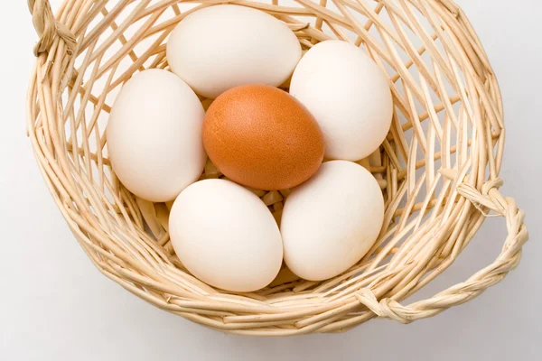 Ägg i korgen på vit — Stockfoto