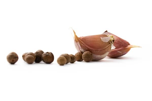 Pepř a česnek na bílém pozadí — Stock fotografie