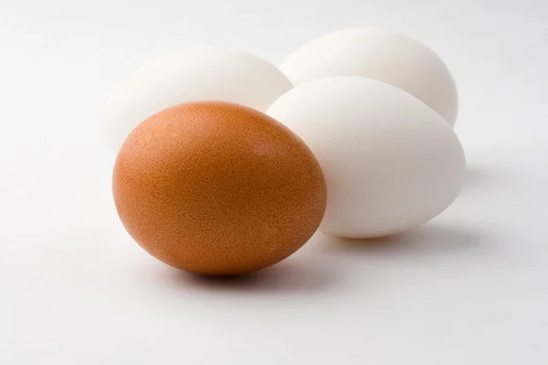 Fehéren izolált tojások — Stock Fotó