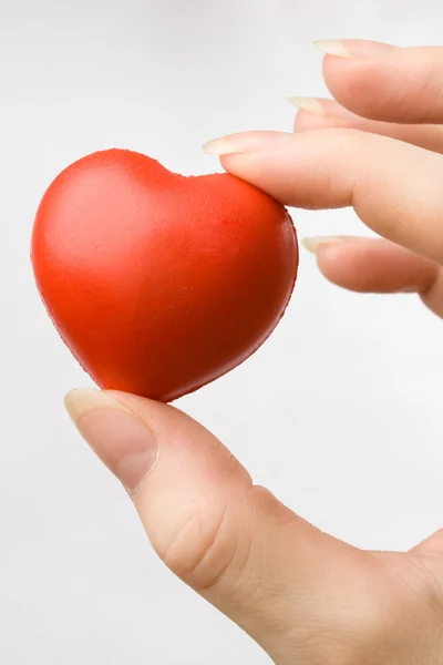 Ženská ruka s červeným srdcem — Stock fotografie