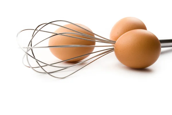 Eggbeater och ägg — Stockfoto