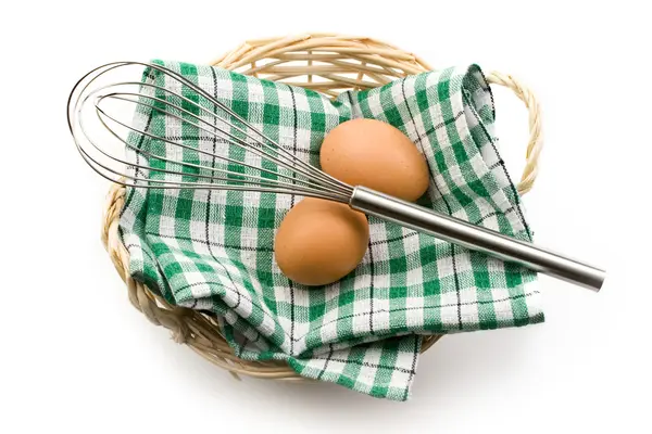 Huevos frescos en una cesta tejida — Foto de Stock