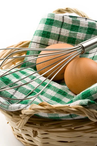 Huevos frescos en una cesta tejida — Foto de Stock