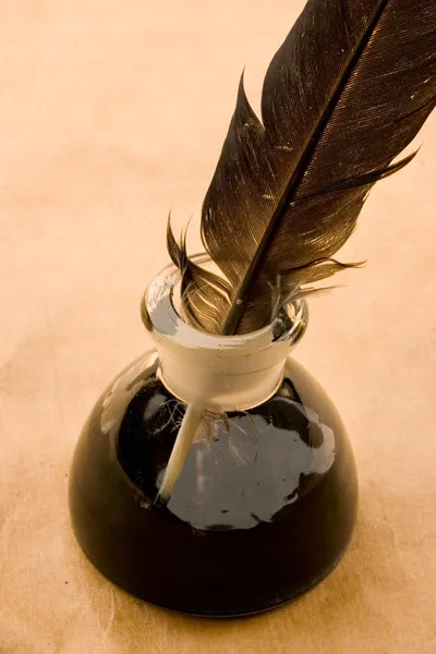 Бутылка с перьями и чернилами — стоковое фото