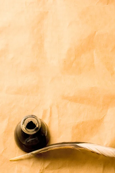 Feder und Tintenflasche — Stockfoto