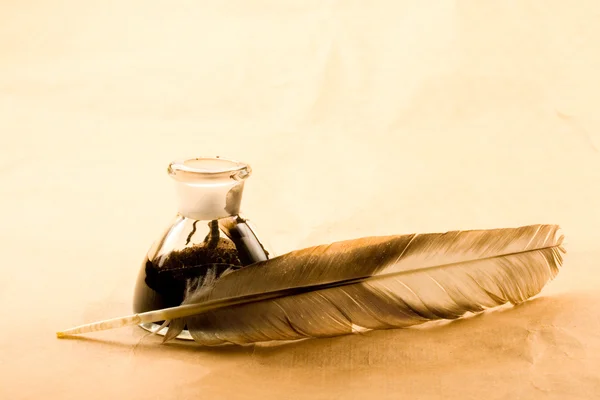 羽毛和墨水瓶 — 图库照片
