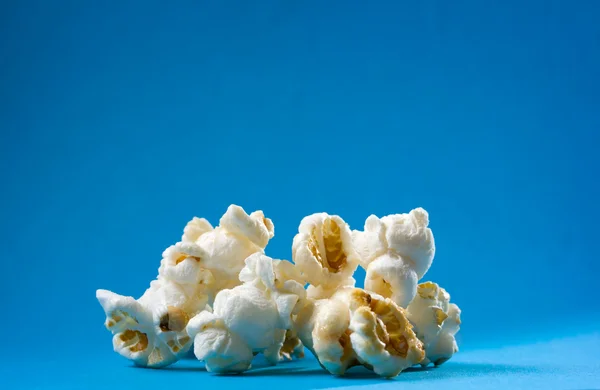 Popcorn na modrém pozadí — Stock fotografie