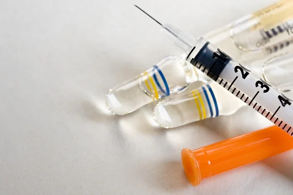 Ampules and syringe — Stock Photo, Image