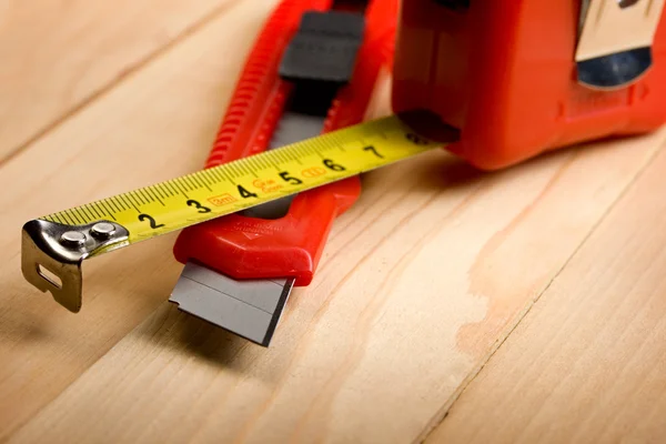 Maßband und Papiermesser — Stockfoto