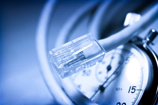 Ethernet kablosu ve kronometre — Stok fotoğraf